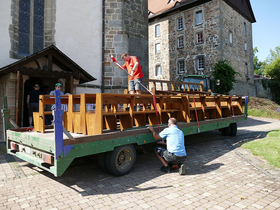 Räumung des Restinventars und der Kirchenbänke aus der Kirche (Foto: Karl-Franz Thiede)